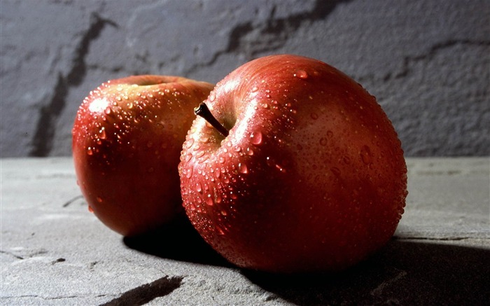 apples fruit drops red shades-food drinks HD wallpaper Views:10831 Date:2013/4/28 22:41:32