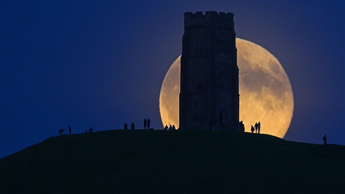 England The moon rises over Glastonbury Tor-2017 Bing Desktop Wallpaper Views:6032 Date:2017/7/23 0:01:09